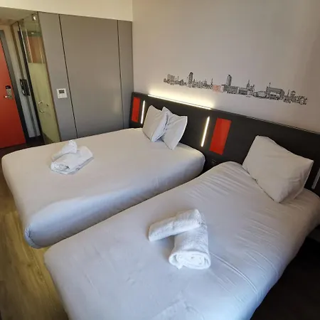 Easyhotel 3*